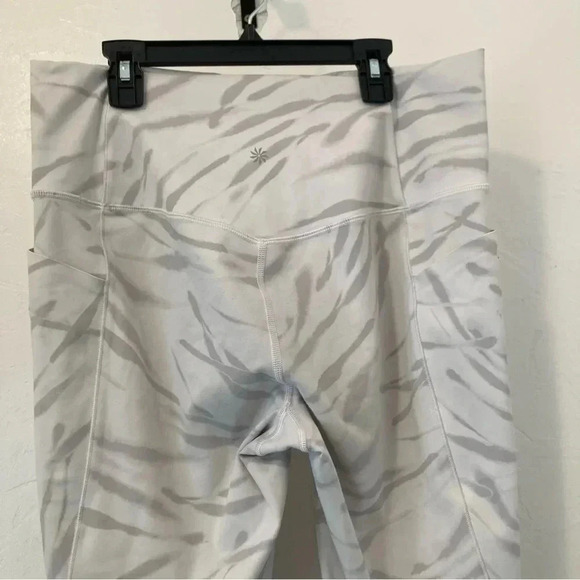 ATHLETA Salutation Stash Gray Zebra Stripe 7/8 Tight Leggings Size Large - Picture 4 of 13